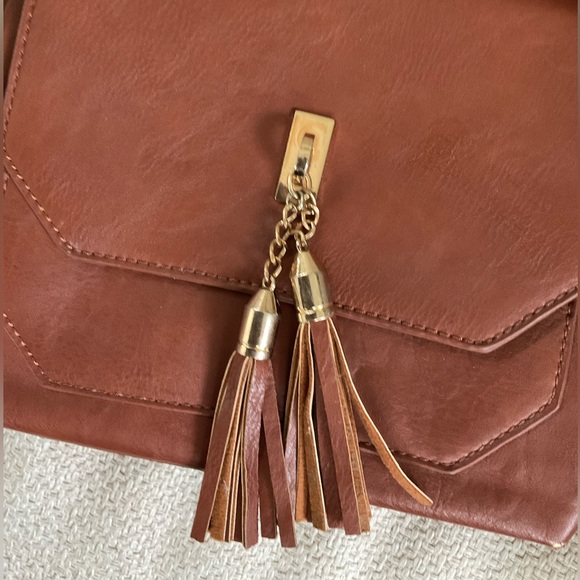Tan Leather Crossbody Bag Tassel Detail & lots of Pockets - Adjustable Strap 👜 - Picture 2 of 8
